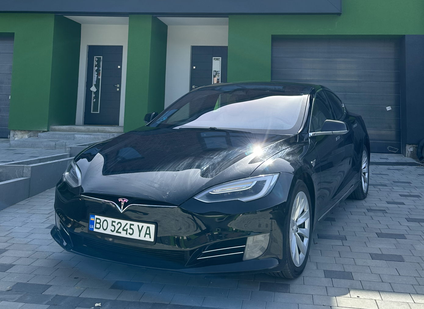 Tesla Model S вигляд 3