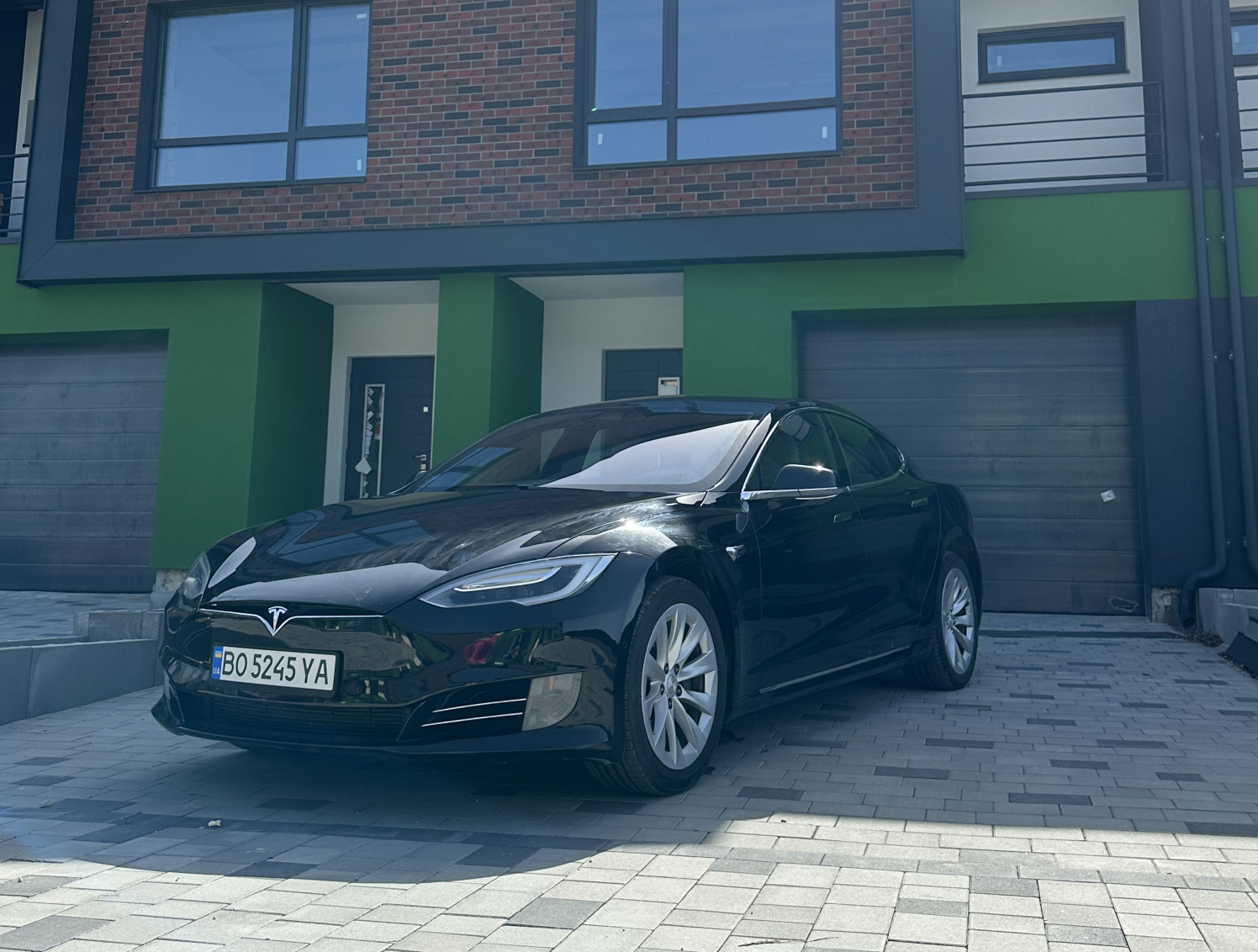 Tesla Model S вигляд 2